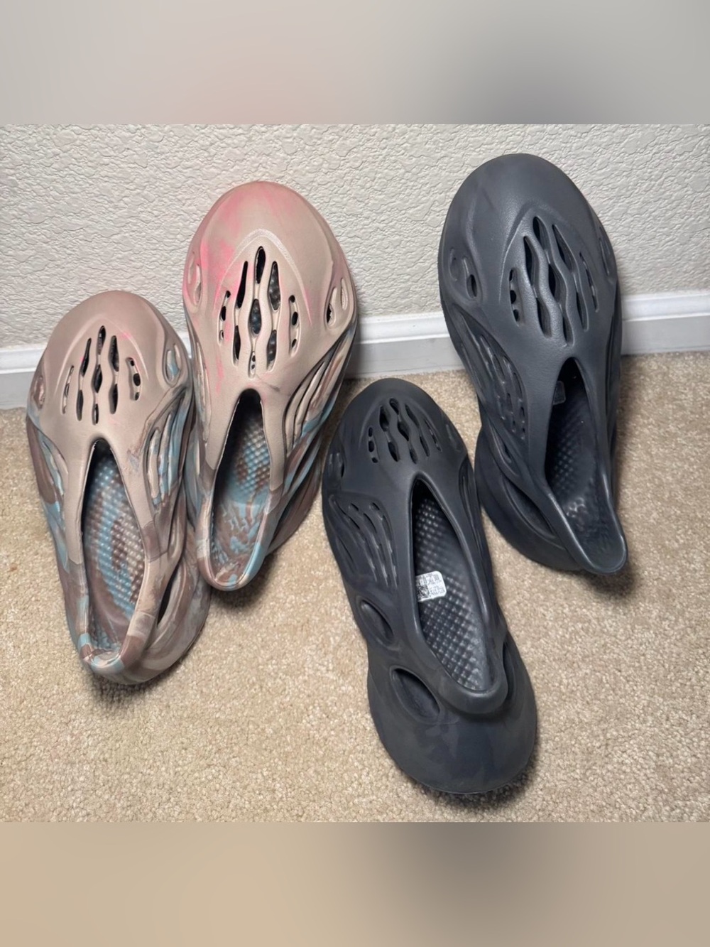 Yeezy Foam Runner in Black and Beige Pink Marble